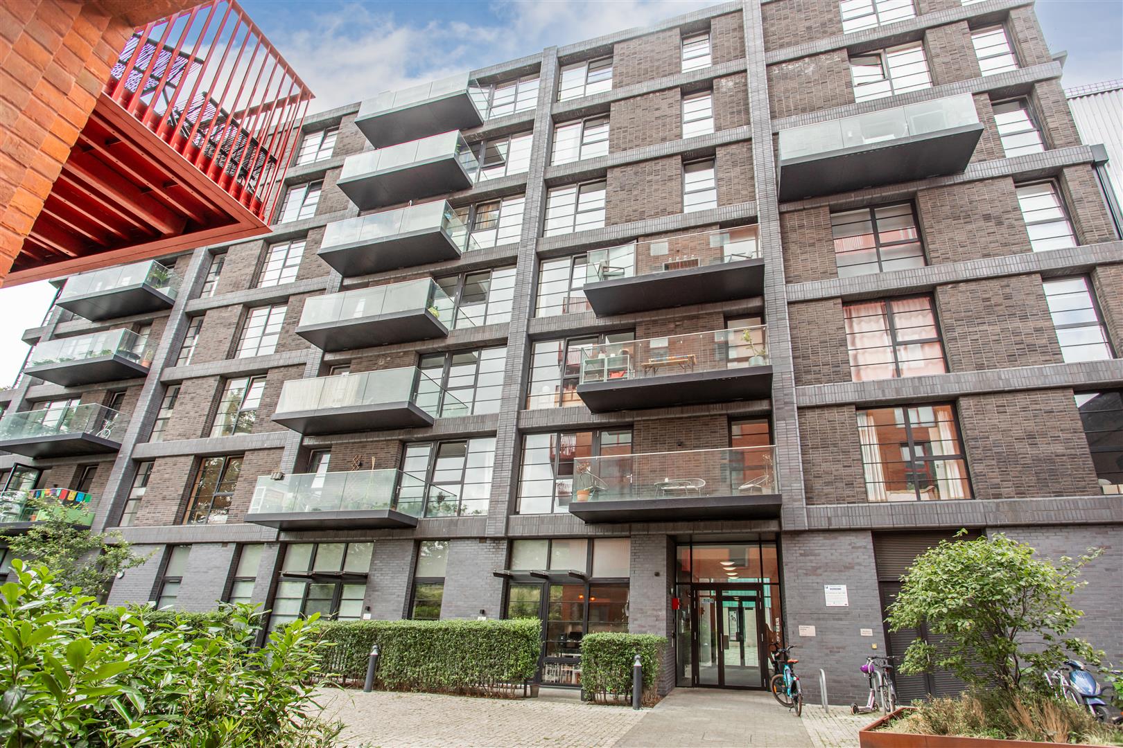 Hart Yard, Bow